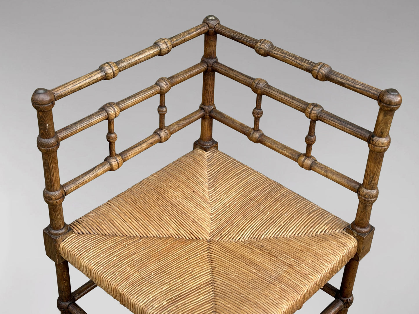 20TH CENTURY FRENCH OAK BOBBIN CORNER CHAIR, CIRCA 1920