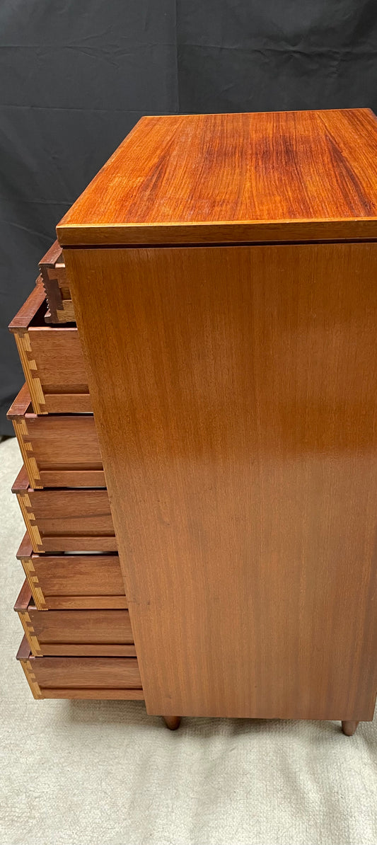 Cassettiera alta della metà del secolo