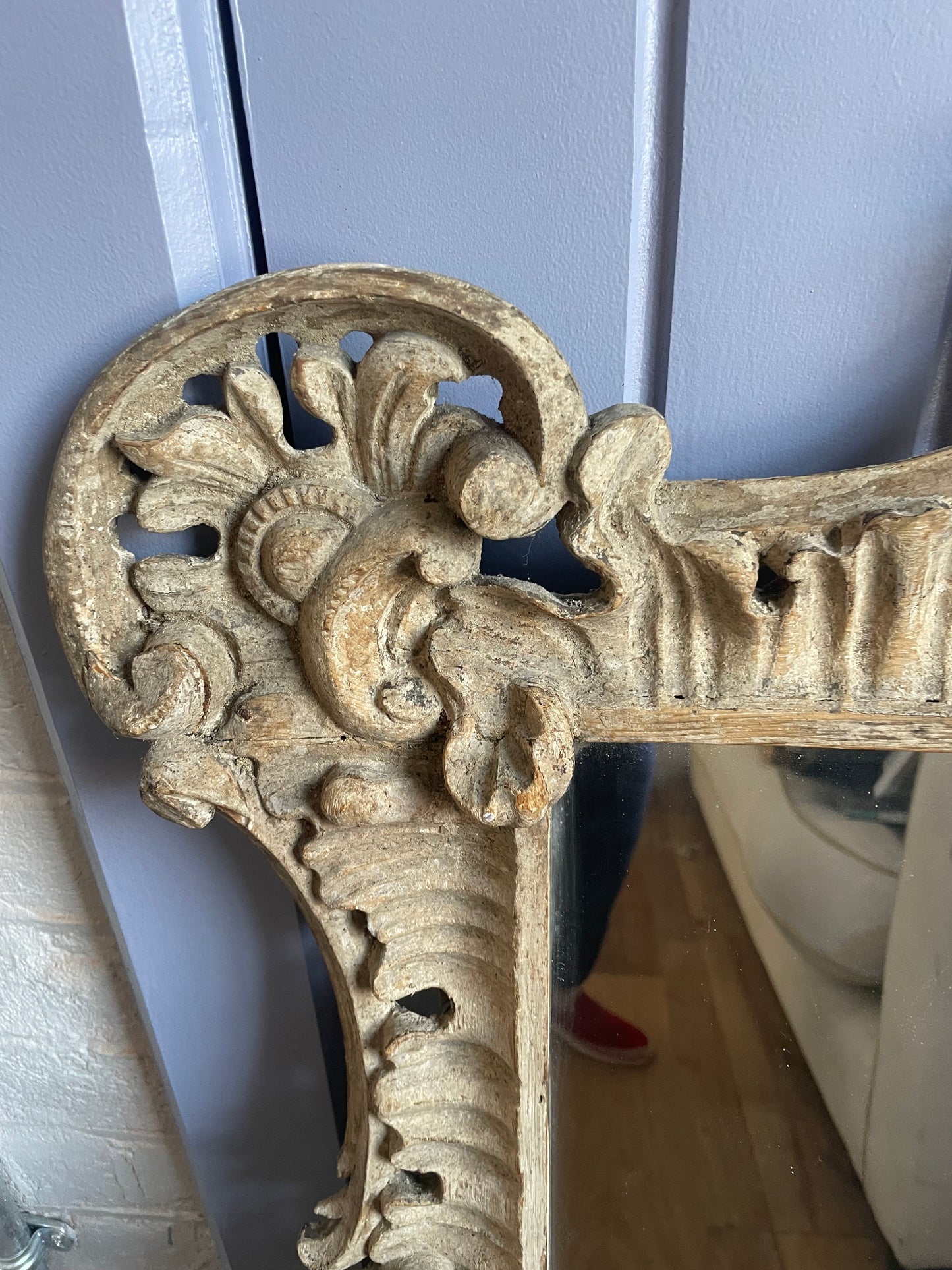 Late 17th/Early 18th century impressive limewood frame housing a mirror.
