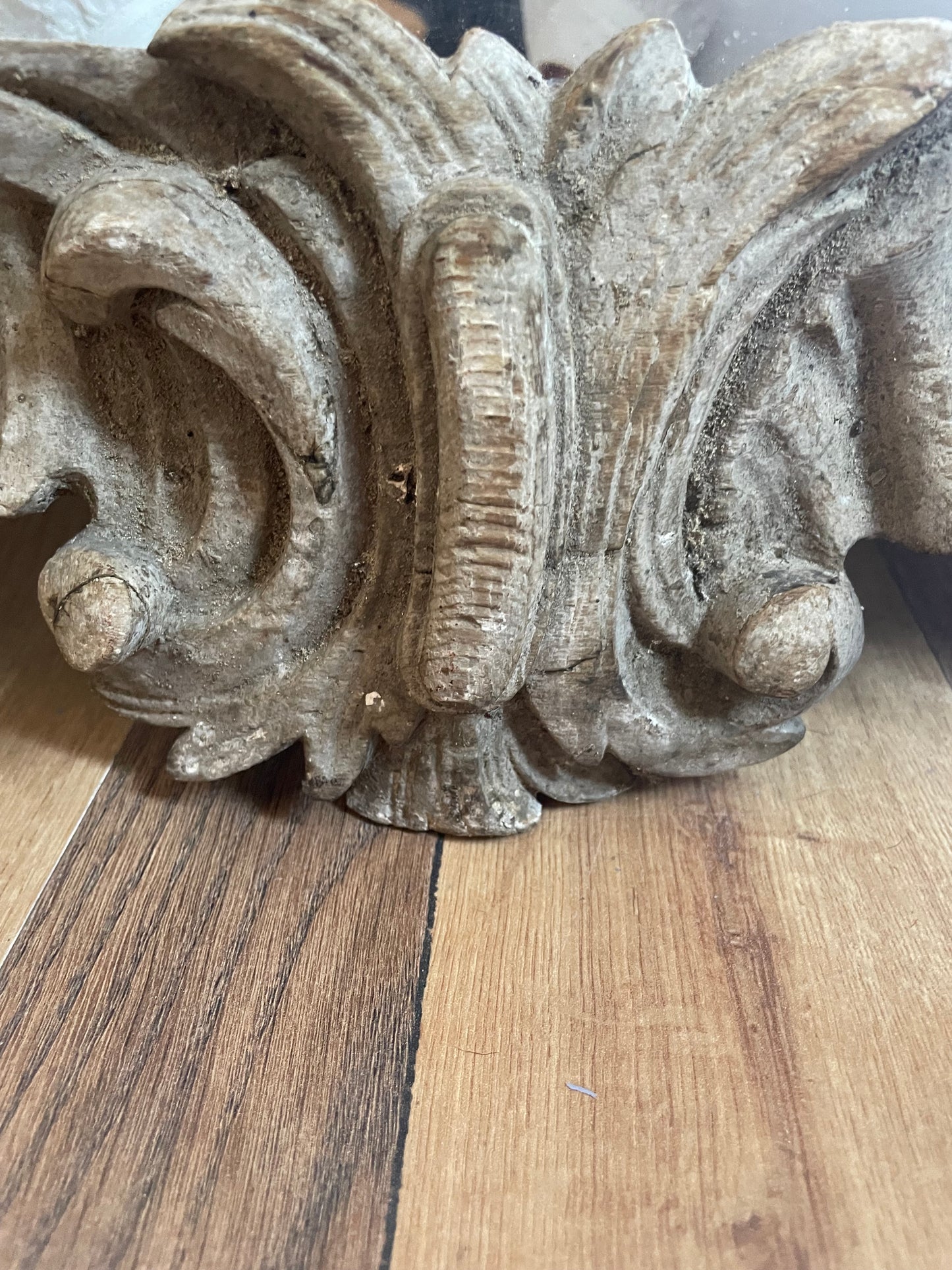 Late 17th/Early 18th century impressive limewood frame housing a mirror.
