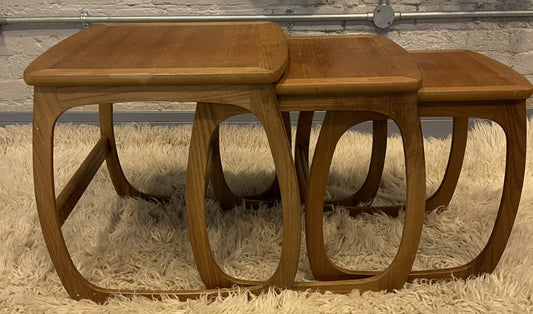 Tavolo a nido d'ape della metà del secolo di Parker Knoll/Nathan - anni '70