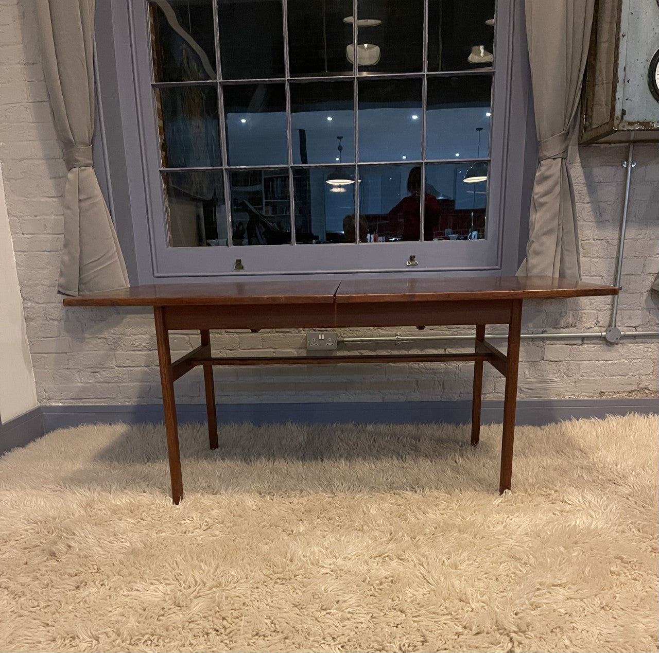 Tavolo da pranzo allungabile della metà del secolo e sei sedie - AH Mcintosh.