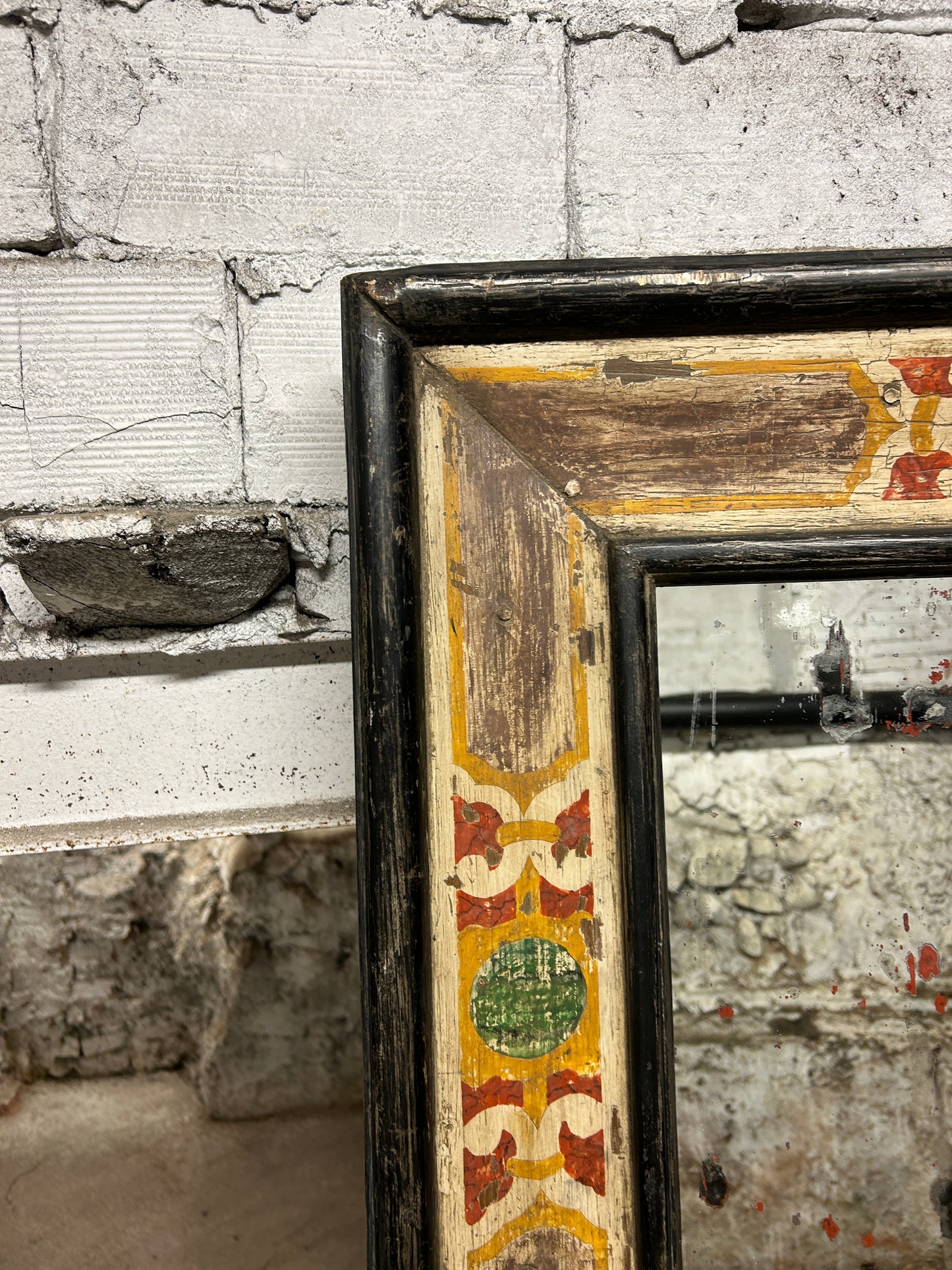 Specchiera con cornice a casetta in legno intagliato del periodo dell'Impero Italiano (inizi del XIX secolo).