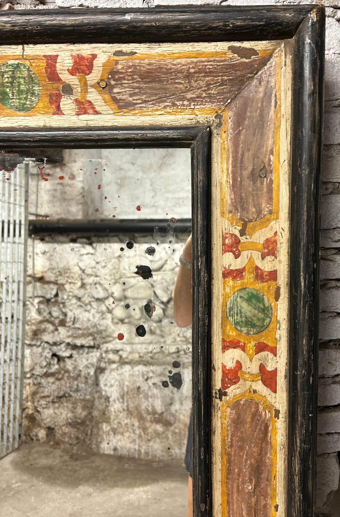 Specchiera con cornice a casetta in legno intagliato del periodo dell'Impero Italiano (inizi del XIX secolo).