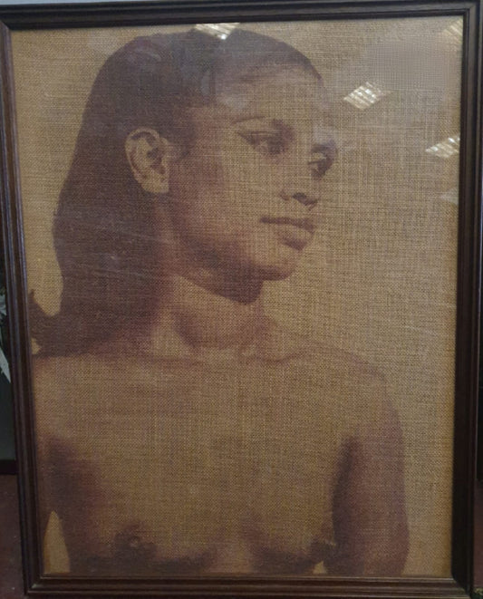 Fotografia di ritratto di nudo femminile degli anni '70 su iuta