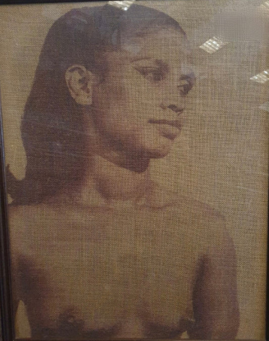 Fotografia di ritratto di nudo femminile degli anni '70 su iuta