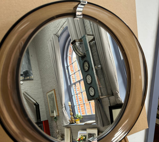 Specchio acrilico retrò ovale in perspex datato 1978.