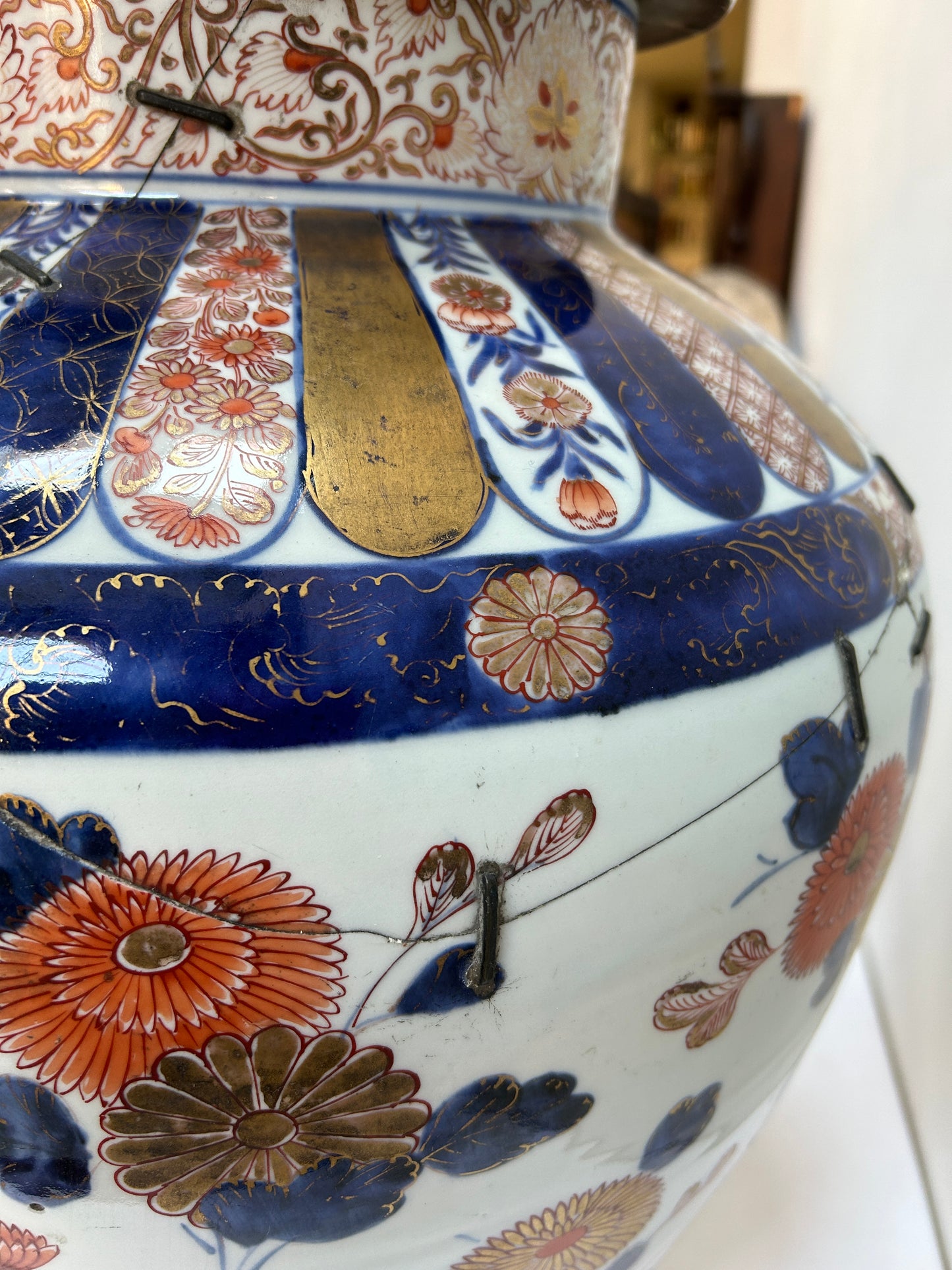 Grande vaso Imari giapponese con coperchio, periodo Edo (1736-1795)
