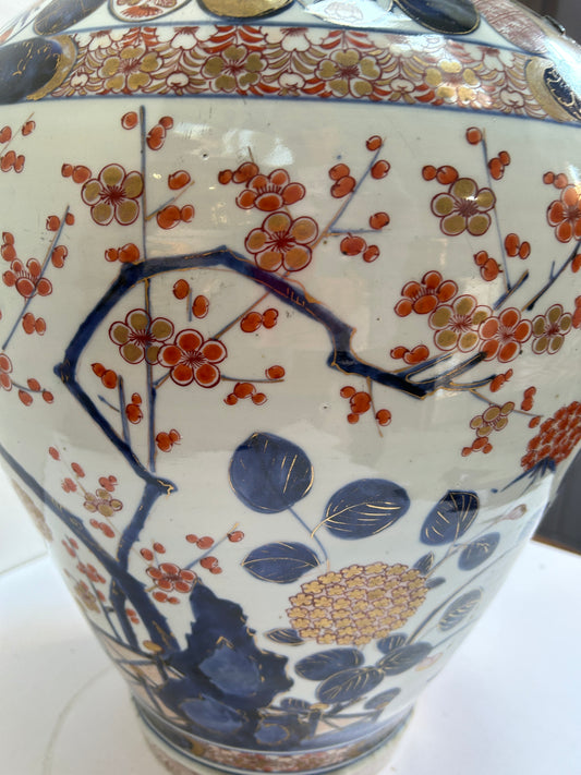 Grande vaso Imari giapponese con coperchio, periodo Edo (1736-1795)