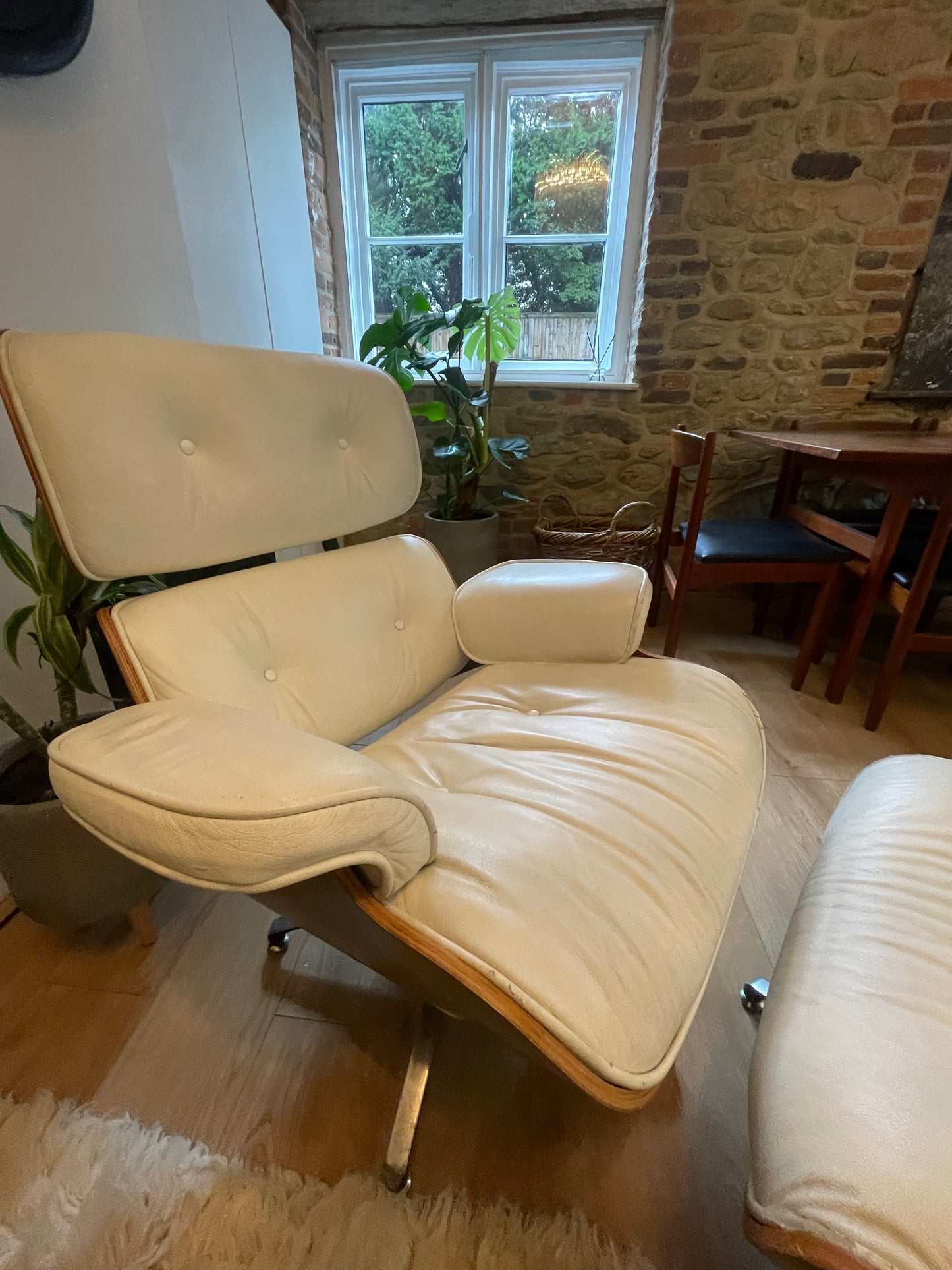 Iconica sedia Eames in pelle bianca 