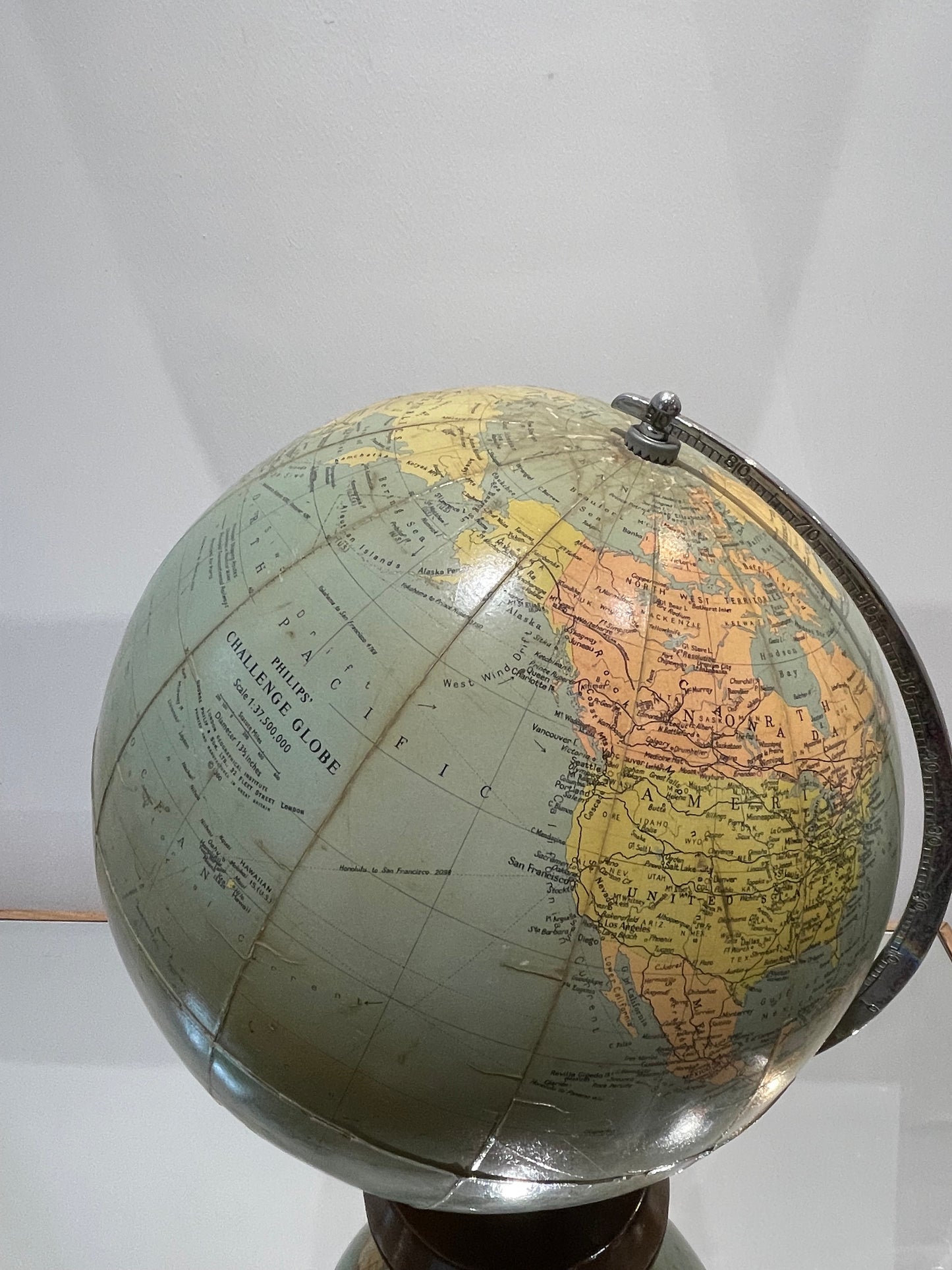 Super decorative Philips' Challenge Globe 1960